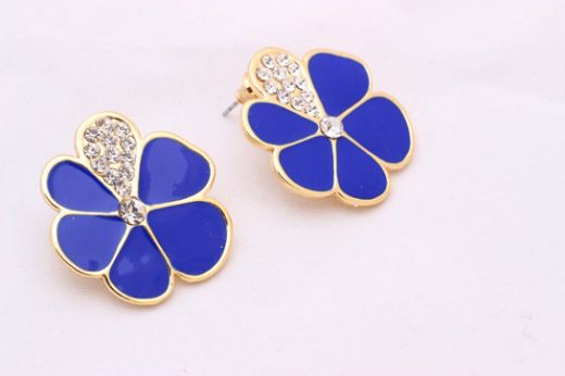 Rüyada Mavi Taşlı Küpe Görmek Rüya Yorumu ve Anlamı