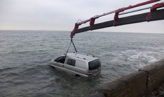Rüyada Arabayla Suya Düşmek